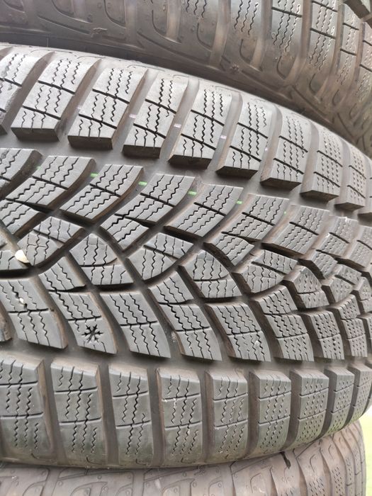 4 бр зимни 225/45/18 Goodyear