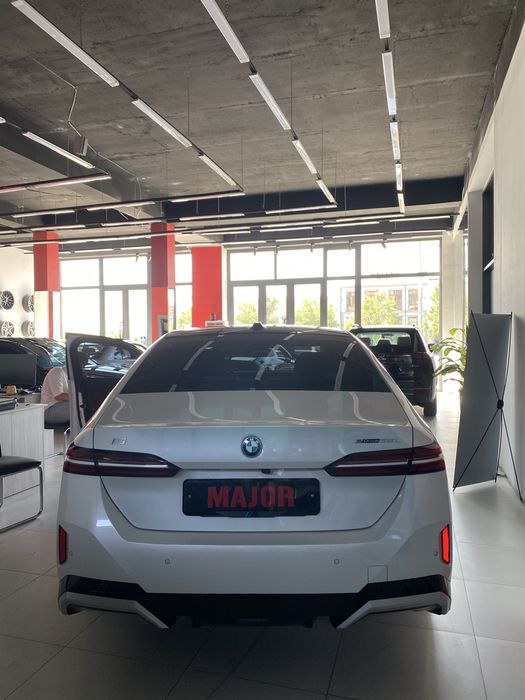 BMW i5 eDrive 35L