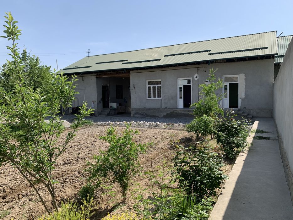 6 Sotixli hovli uy sotiladi.