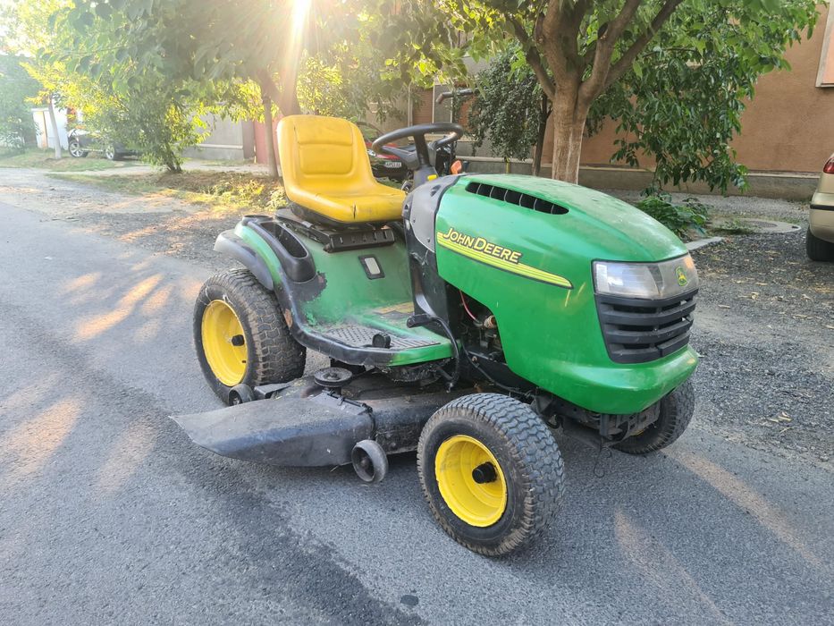 John deere tractor tuns de iarba