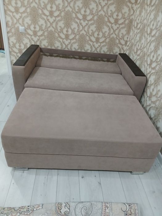 Двухместный диван