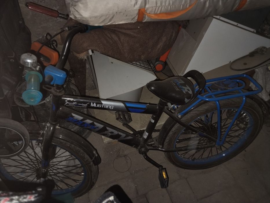 Велосипед красный и синий