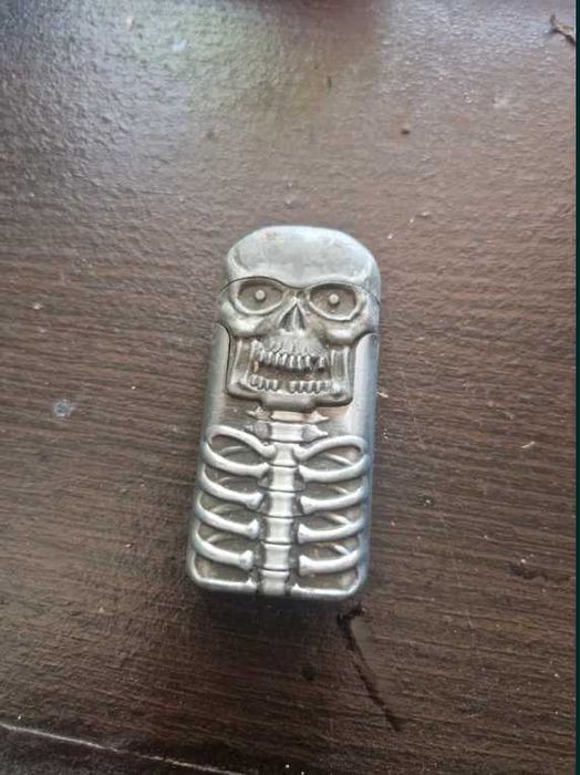 Doua brichete metalice
