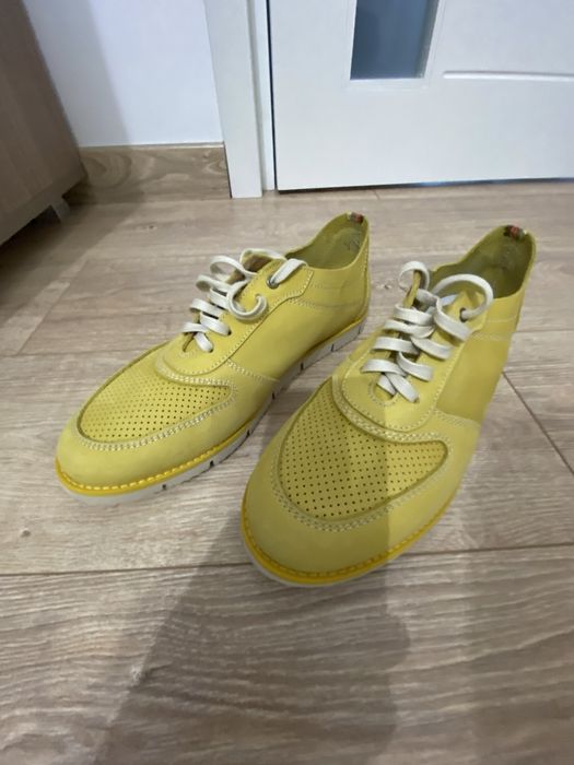 Sneakers galbeni piele nabuc