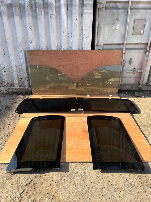 Стекло переднее заднее правое лев форточка Ниссан Эльгранд Е50 Е51 Е52