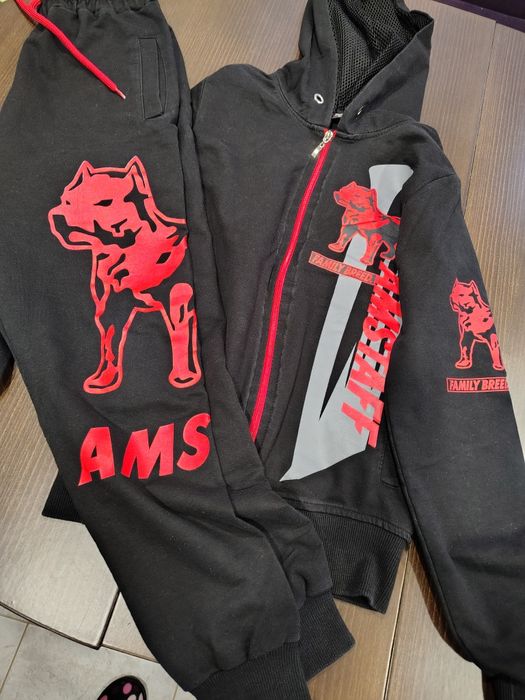 Две долнища, спортен екип и две блузи с дълъг ръкав