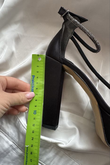 Черни сандали на ток