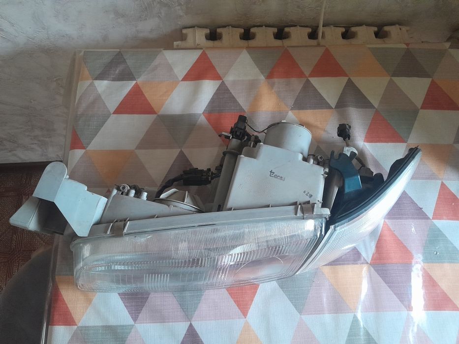 Фара передняя на Мазда Кронос.