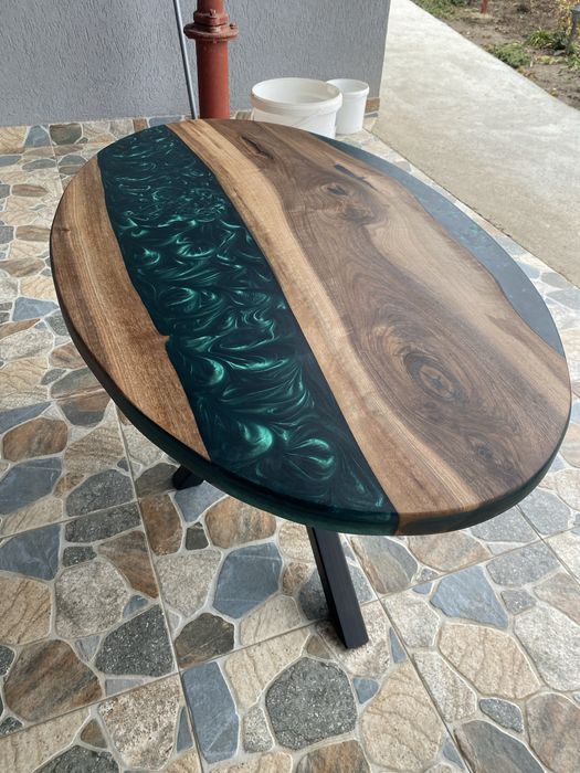 Masă de cafea ovală – Rășină epoxidică + lemn de nuc, picioare spider