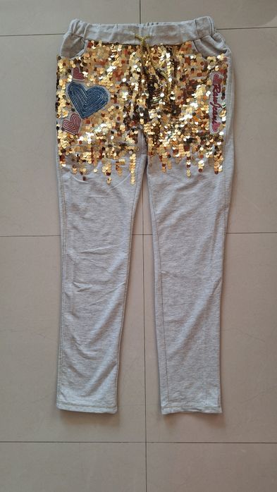 Елегантен пролетен екип от две части украсени с паети и бродерия