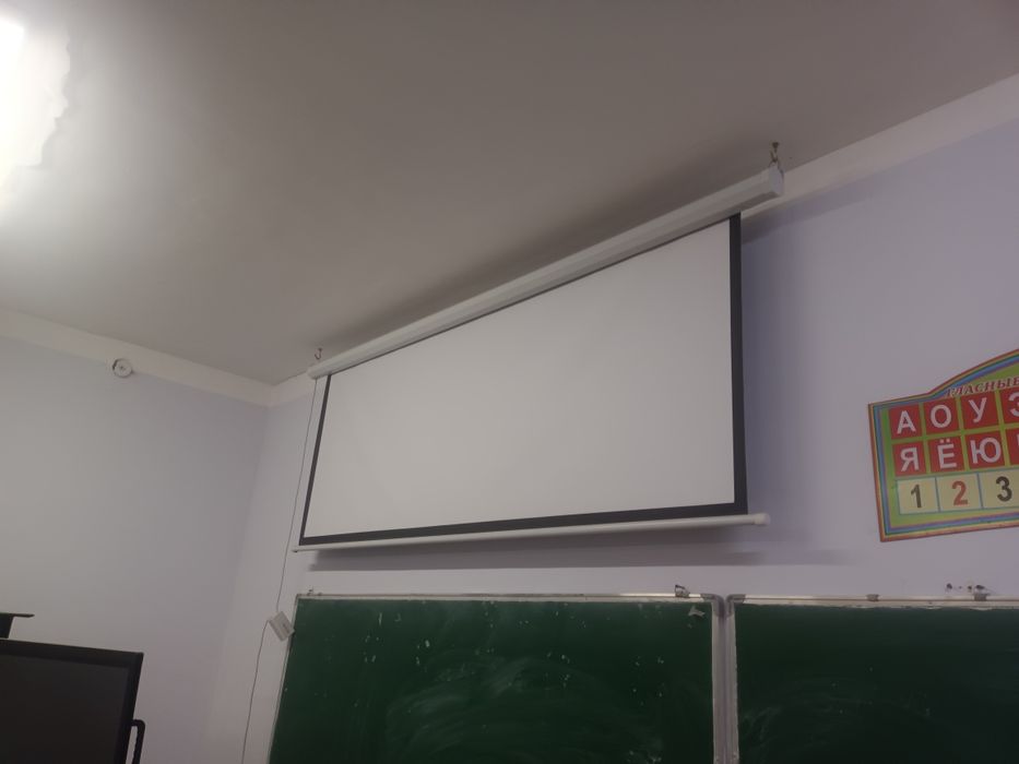 Proektor ekran sotiladi