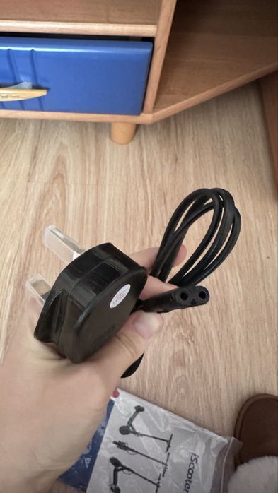 Зарядно за теотинетка (английско)