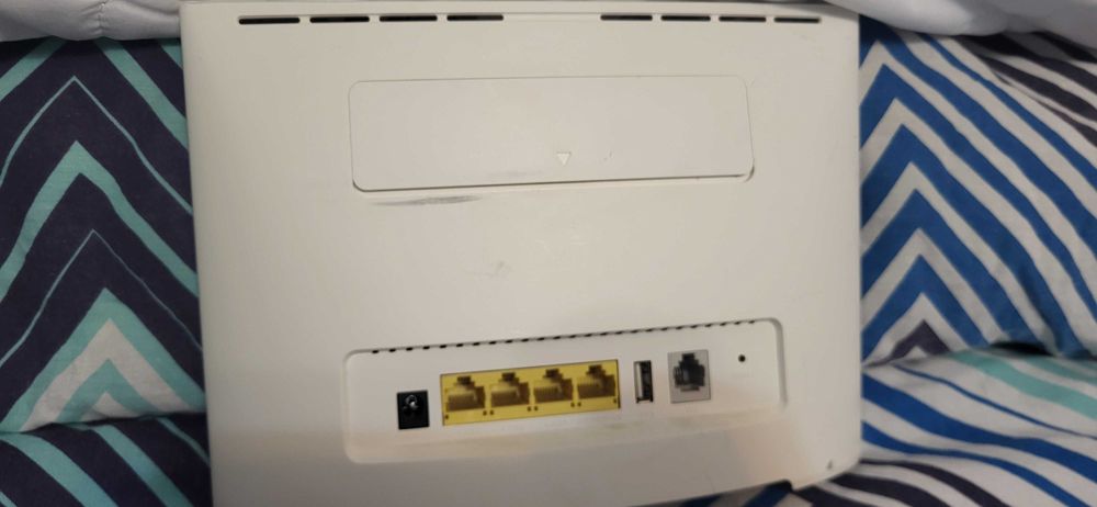 Huawei Router B525s-23a  4G LTE Cat 6, 300 Mbps download și 50 Mbps upload liber de retea se poate testa verifica
