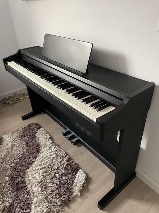 Vând pian Roland Rp107