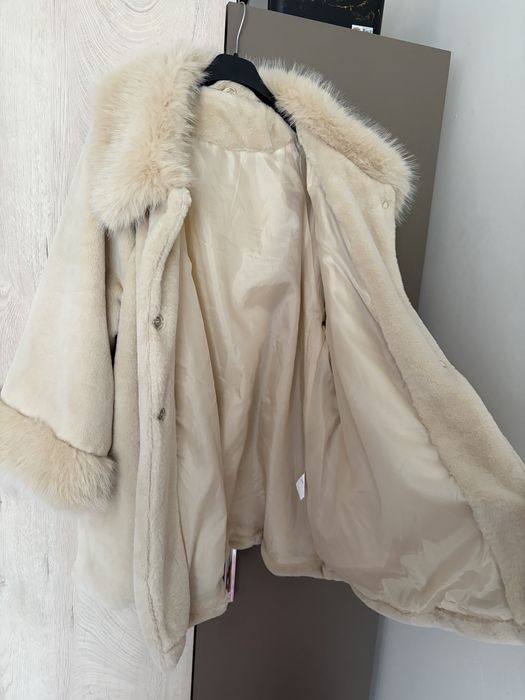 Късо зимно палто с пух в бежаво