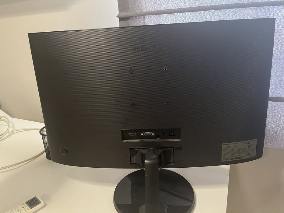 монитор на Samsung C24F390FHI.