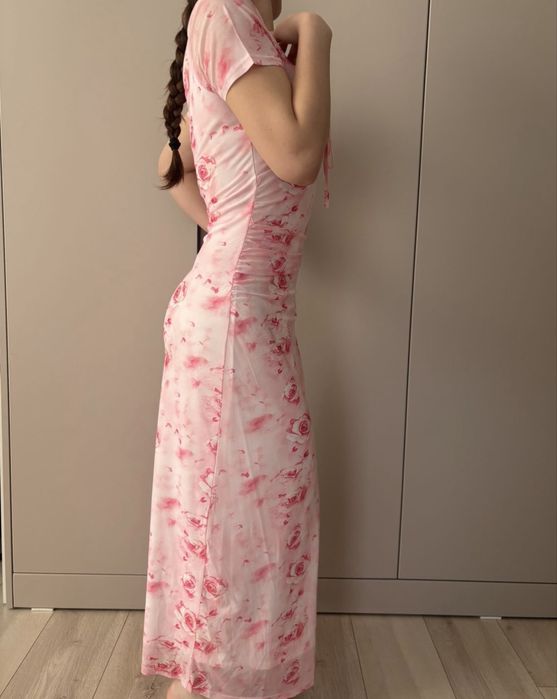 Розовое платье миди с цветочным принтом