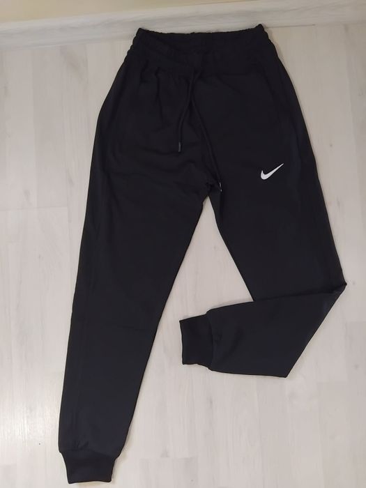 Vand pantaloni Nike si Adidas.