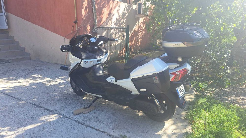 Suzuki Burgman 650 schimb cu scuter intre 125--400cc sau hala metalica