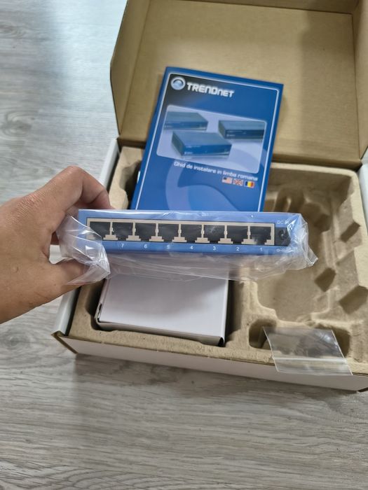 Switch de rețea cu 8 porturi
