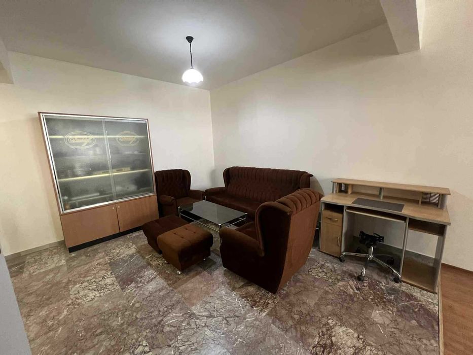 Дава се под наем Тристаен апартамент в София, Център - 65 кв.м за 598.23 € - Снимка #2