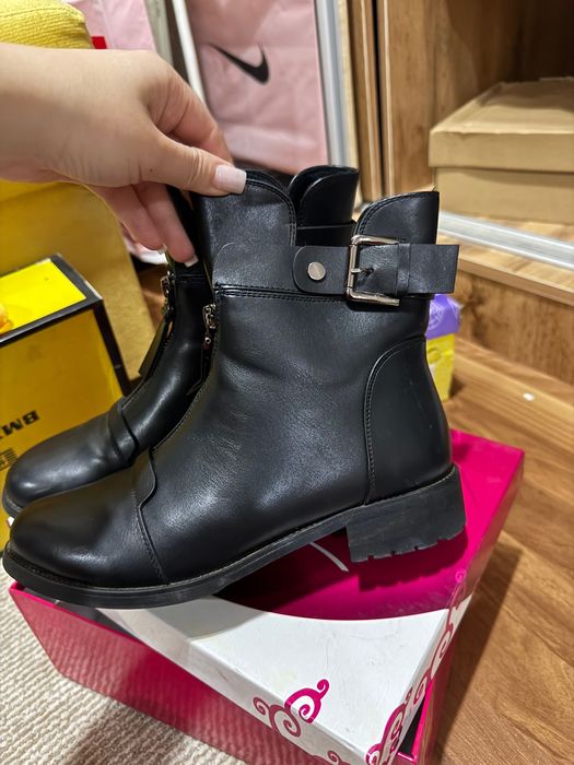 Женские сапожки с замком