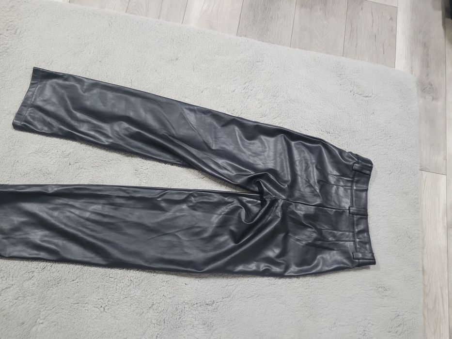 Vând pantaloni piele