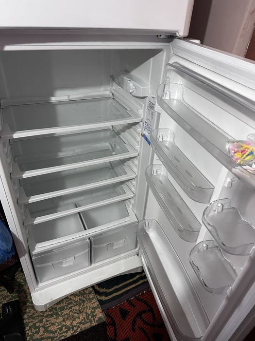 Vând frigider cu congelator Indesit  TAA5 aproape nou