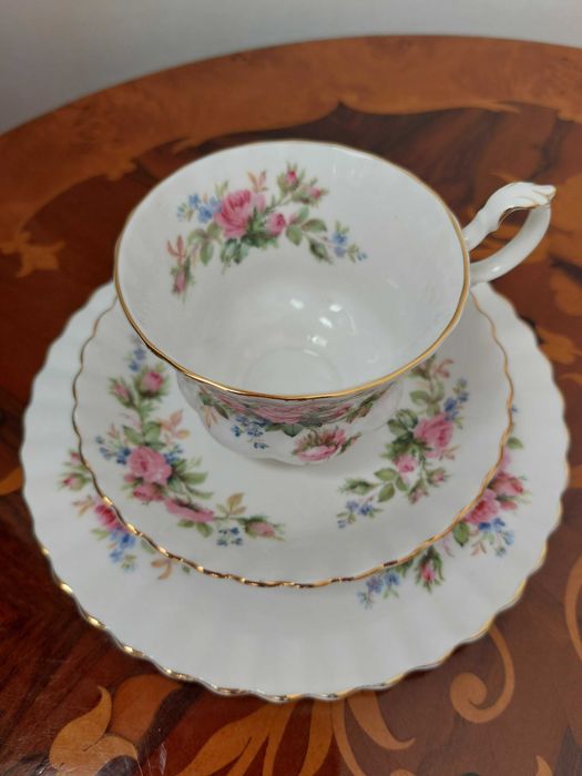 2 trios Royal Albert Moss Rose nefolosite