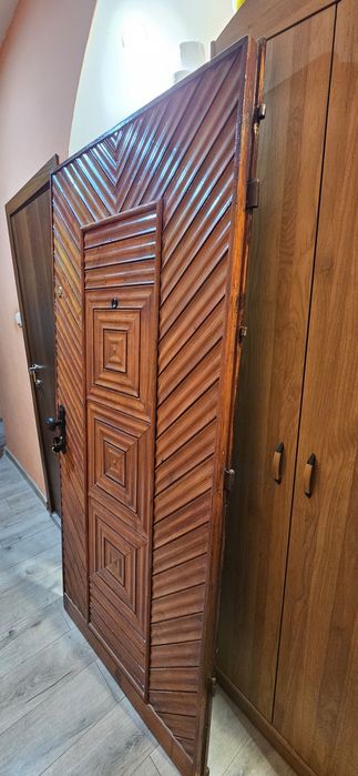 Масивна врата от дива череша