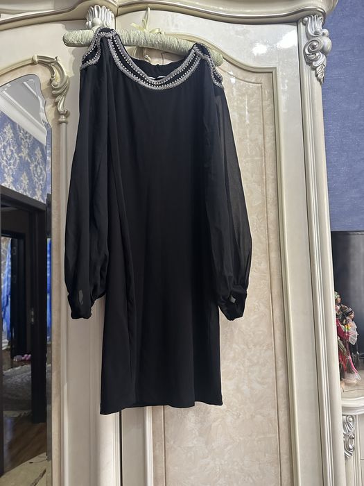 Платья б/у одеваные пару раз, в отличном состоянии.