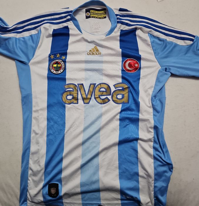 Vând tricou cu Fenerbachçe tricoul este original nu are nume pe spate