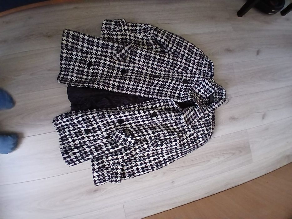 Palton alb cu negru