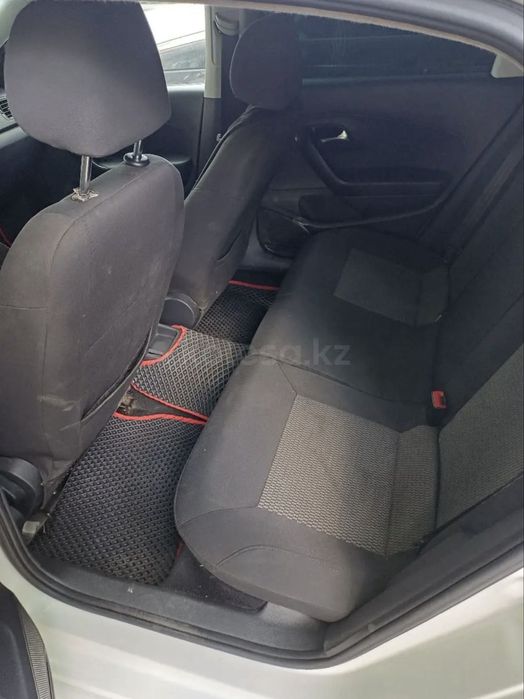 Volkswagen Polo 2013 года, седан.