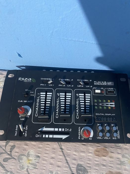 Vand sau schimb boxe si un mixer ibiza boxele merg foarte bn la fel si mixeru