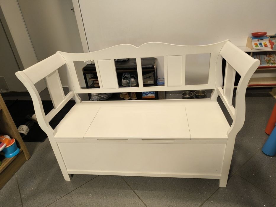 Дървена пейка с място за съхранение