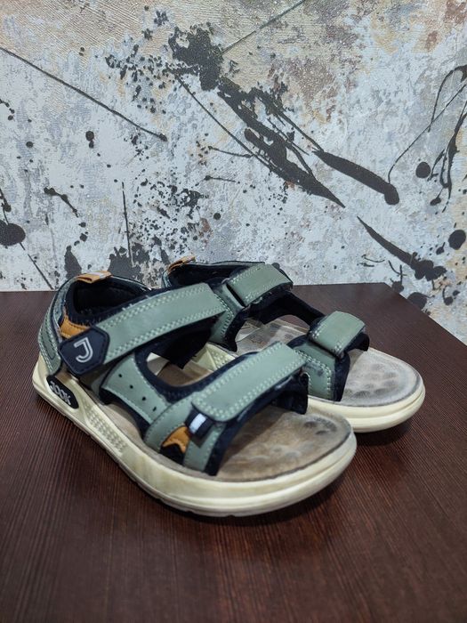 Продам детские сандалии