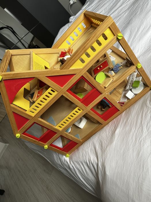 Дървена къща за кукли