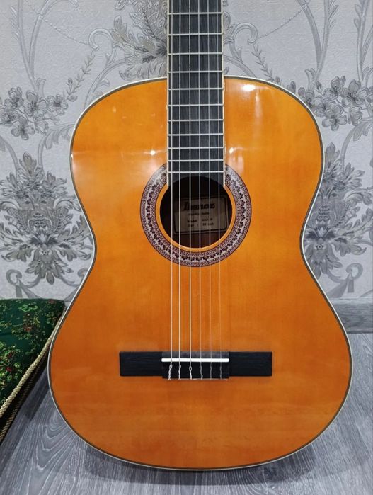Yangi ishlatilmagan gitara sotiladi