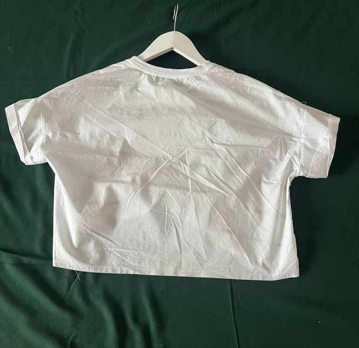 Tricou crop top lejer si elegant  Bershka