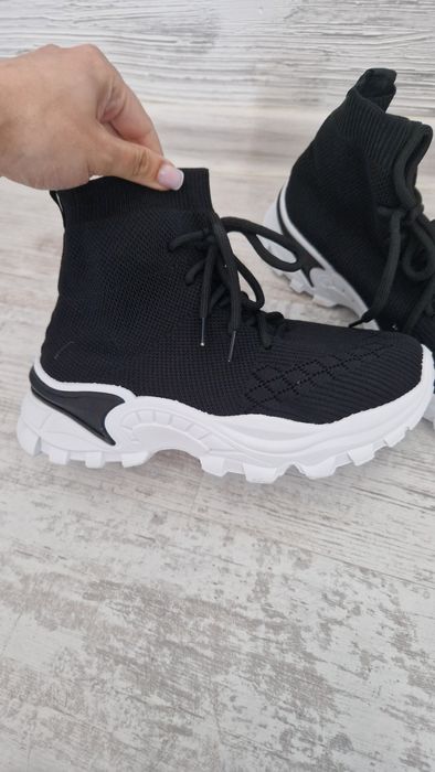 Високи черни маратонки