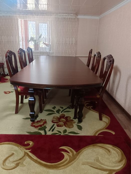 Продам овальный стол с 6 стульями