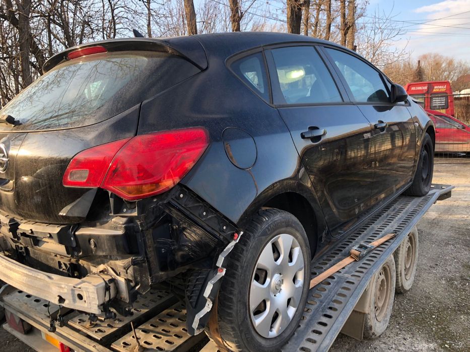 Dezmembrari Opel Astra J hatch 1.6i A16XER 115cp