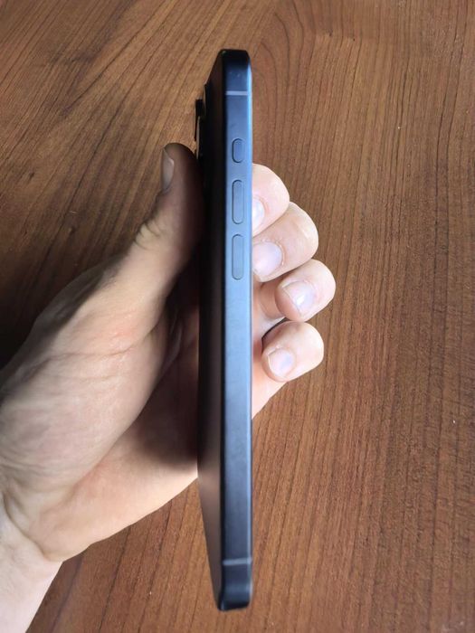 Продавам iPhone 15 pro 128gb