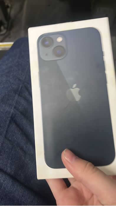 Обменяю айфон 13 с коробкой