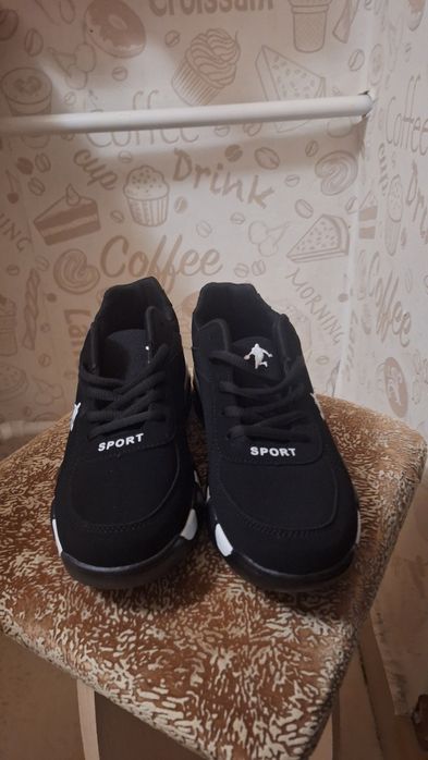 Продается обувь для подростка.