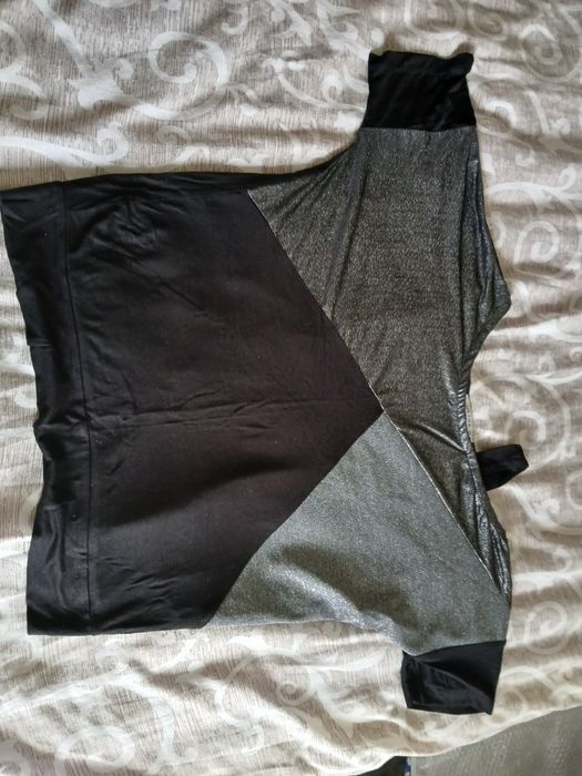 Една  роклия и 3 тениски за 12 лв.