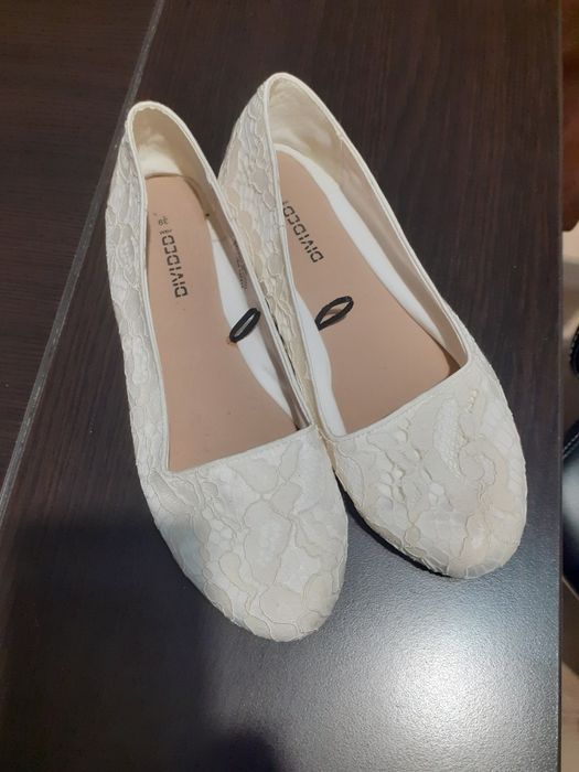 Vand balerini albi cu dantela marimea 39