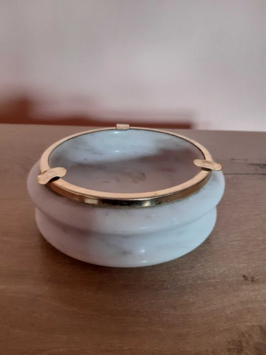 Пепелник мраморен, масивен с месингов обков