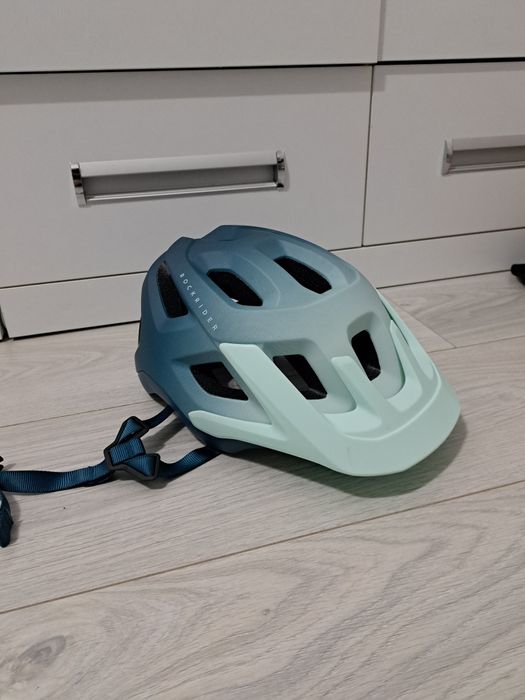 Casca rockrider folosita un weekend contrast albastru spre turcoaz